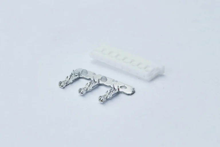 71__2.0 Pitch Wire-To-Board Housing _ Terminal Connector